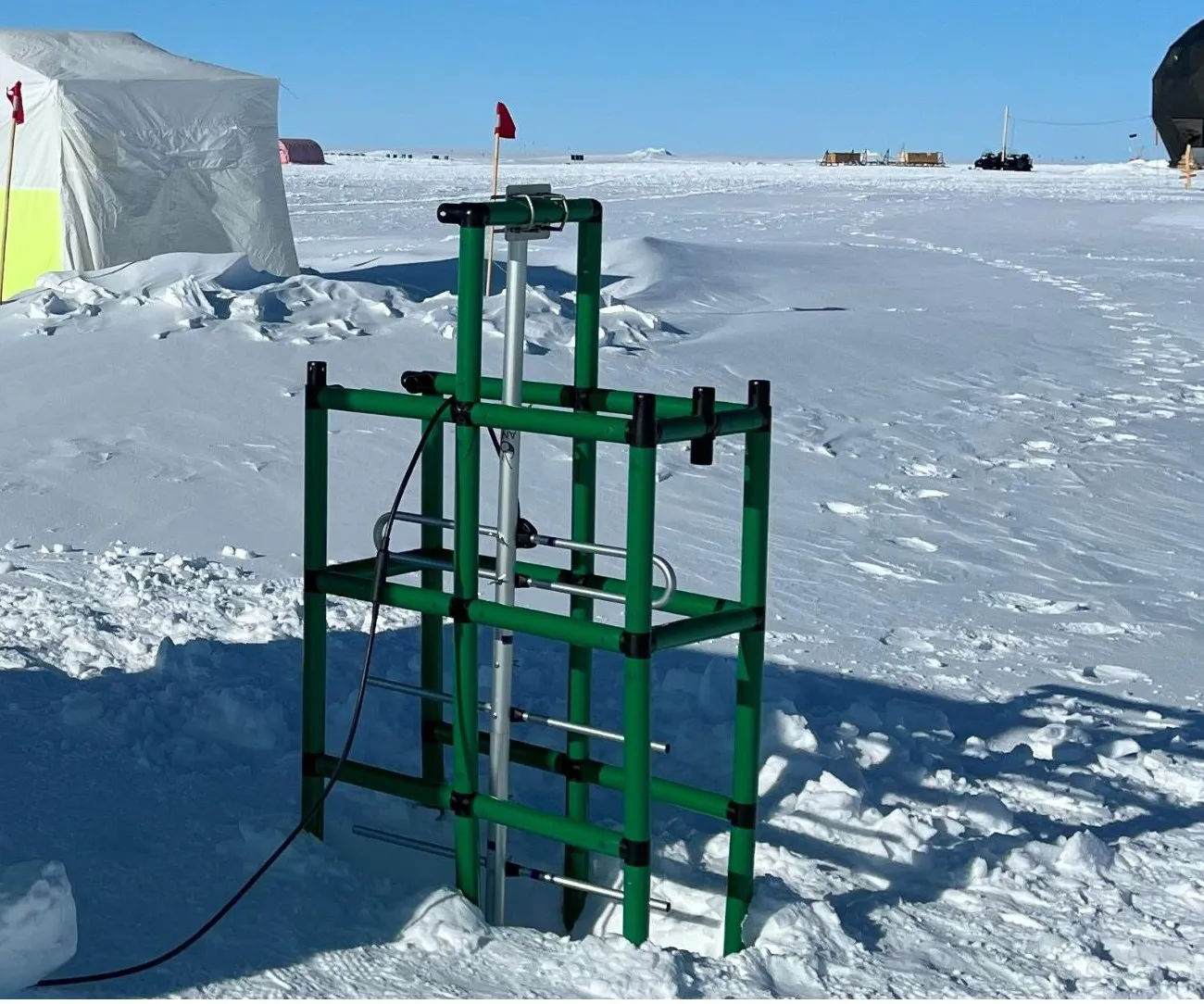 Antenna for sensor monitoring in northern Greenland